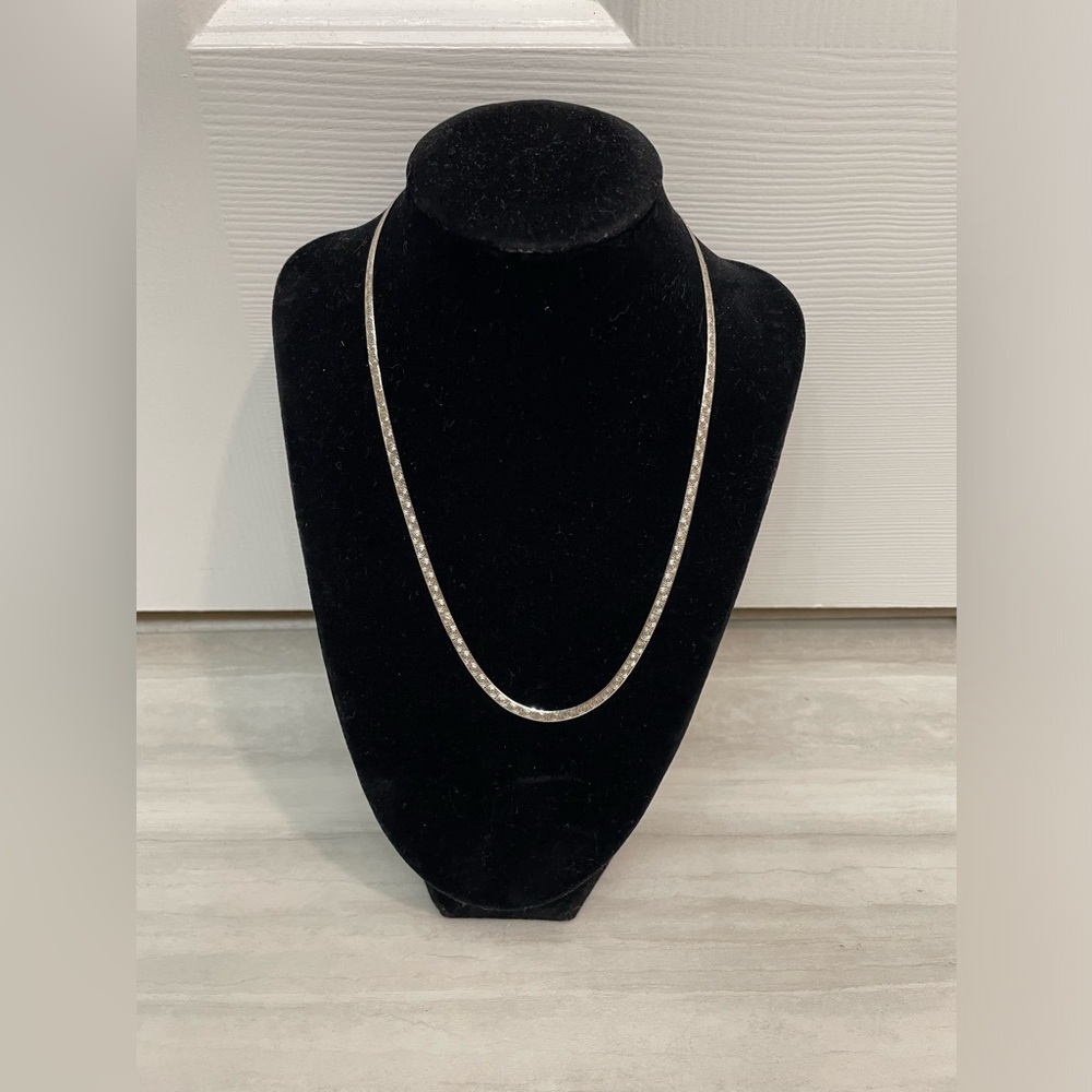 18” Sterling Silver Chain Made in Italy 6.99 grams slight kink not noticeable